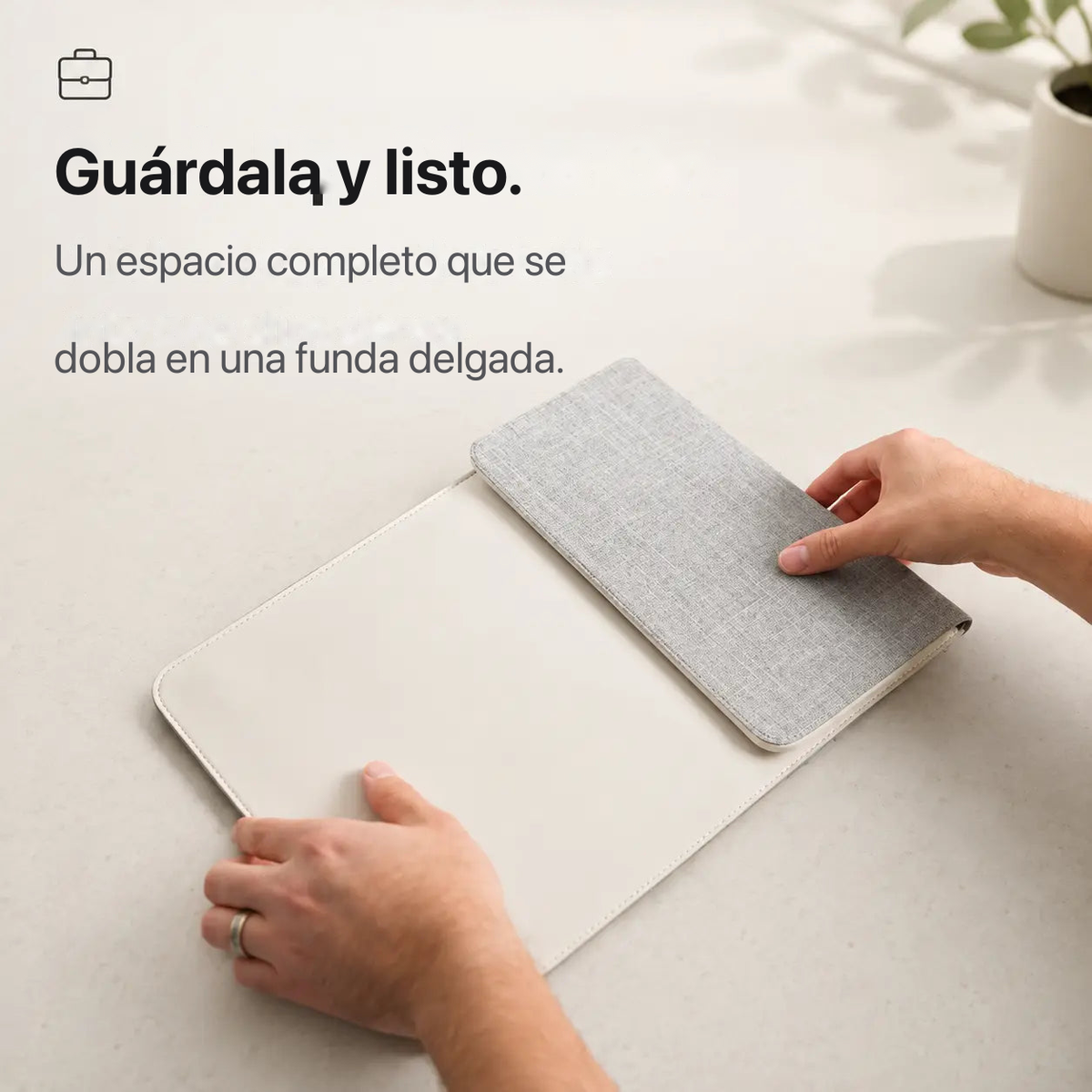 Se dobla en una funda delgada — MagDesk Sleeve Blanco Nube